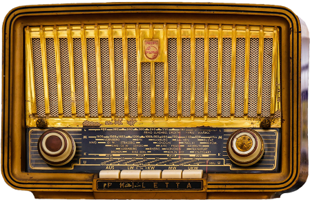 Picture of an old vacuum tube radio ready for restoration